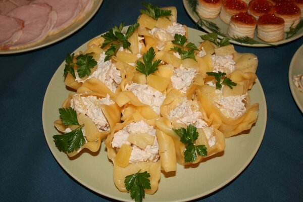 Salat mit Hühnchen, garniert mit Petersilie