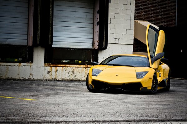 Lamborghini estacionado con la puerta del conductor abierta