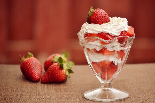 Dessert aux fraises et baies sur la table