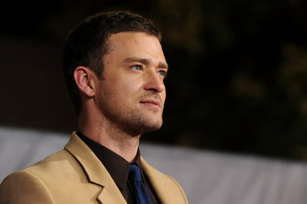 Justin Timberlake, vestito beige