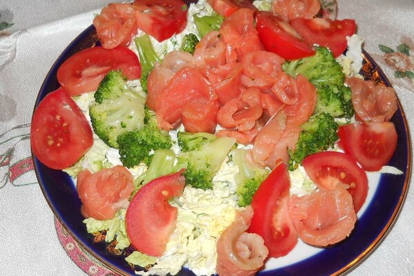 Salade de saumon aux tomates et au brocoli