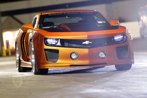 Orangefarbener Chevrolet Camaro für Tuning