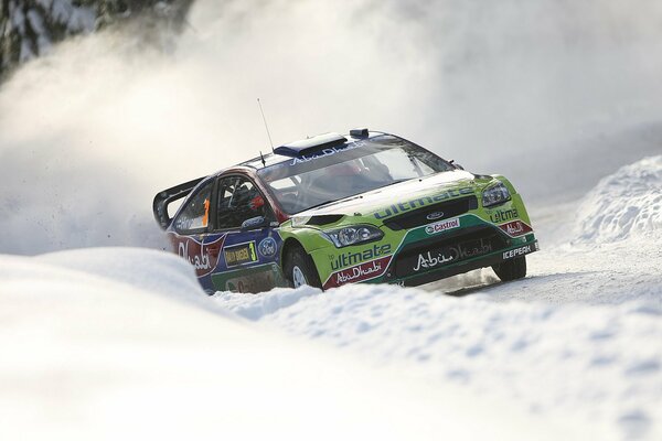 Ford auf einer verschneiten Straße in Schweden