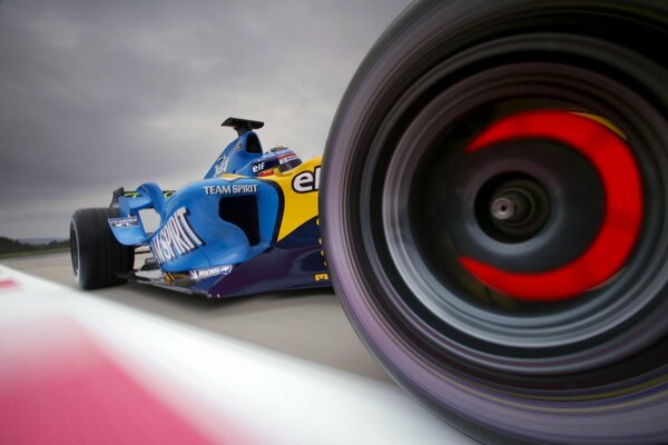 Roue de voiture de course en mouvement