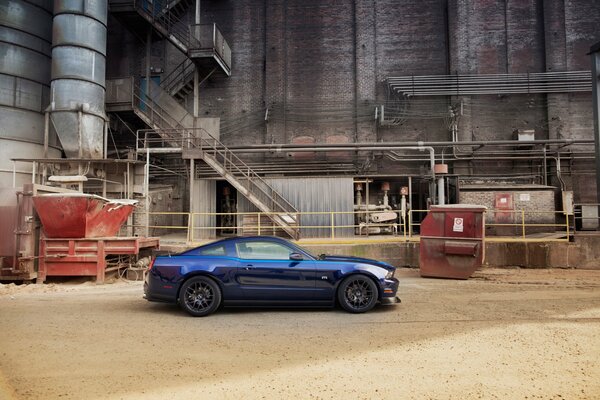 Immagine elegante di una Ford Mustang in fabbrica
