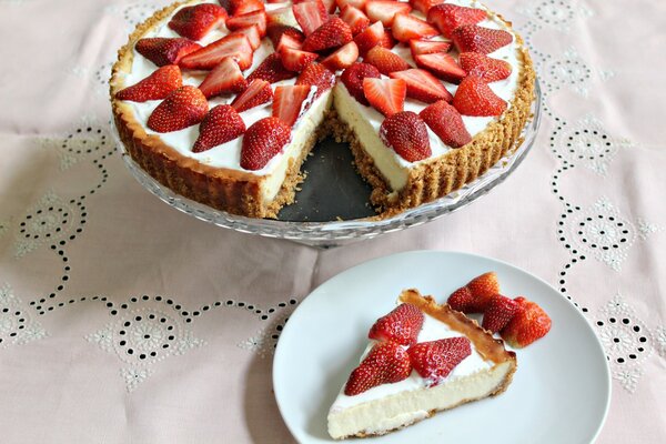 Dessert Erdbeer-Käsekuchen mit Sahne