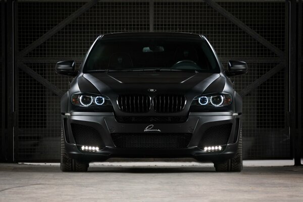 Sexy czarny bmw X6