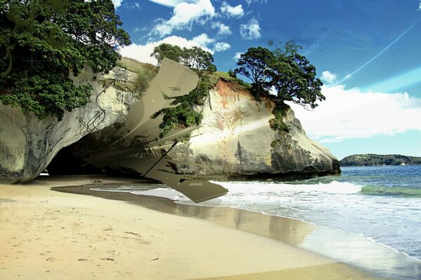 Costa de la isla con una cueva y hermosas olas