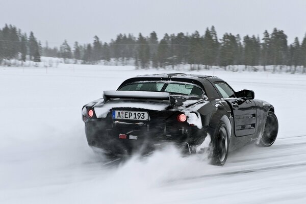 Hermoso deslizamiento en la pista de nieve