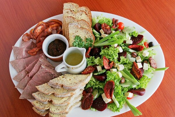 Insalata con salsa, carne con pane