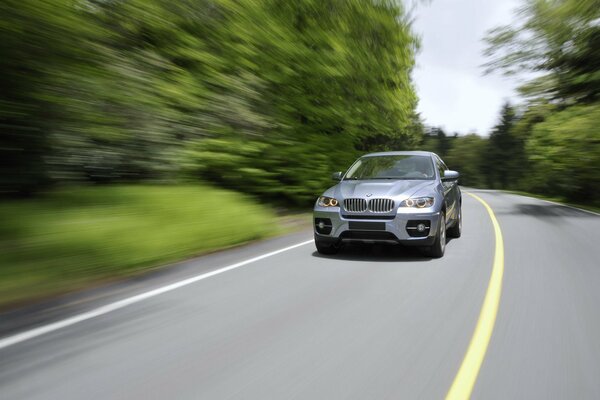 Arrière-plan flou de la route de campagne avec BMW