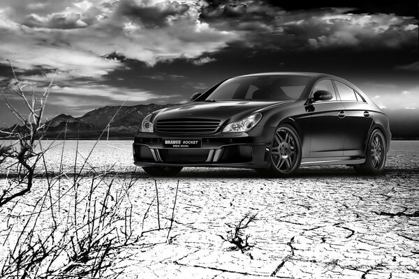 Photo en noir et blanc de Mercedes sur le sable