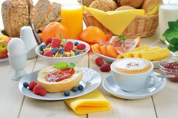 Kaffee in einer Tasse und Obst auf einem Teller