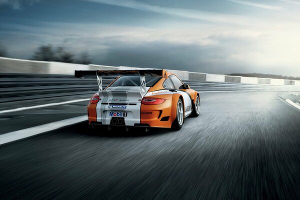 Porsche Sport Car en la pista de carreras