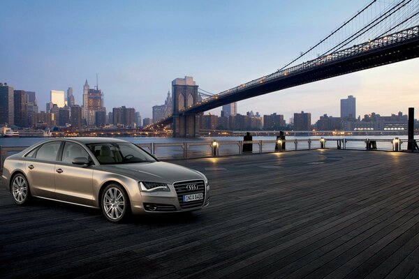 En el fondo del puente y los rascacielos-Audi plateado