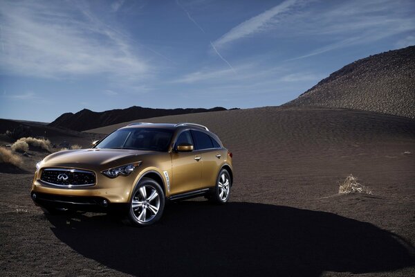 La macchina di Infiniti nelle dune di sabbia