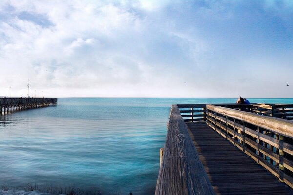 Muelle de agua azul en el mar en el horizonte