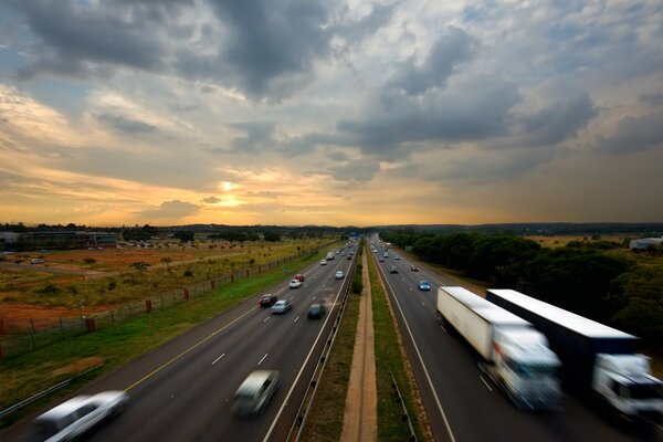 Coches en movimiento rápido en la pista