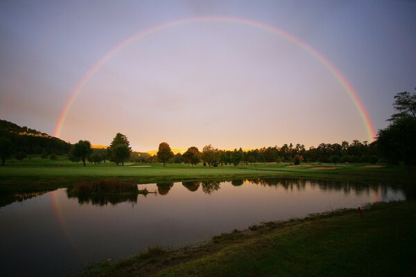 Schöner Regenbogen über dem See