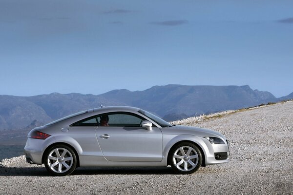 Coche Audi TT en las montañas en tiempo claro