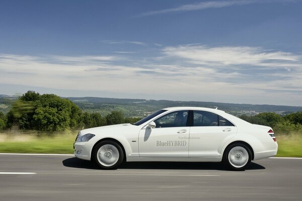 Voiture hybride mersedes blanc