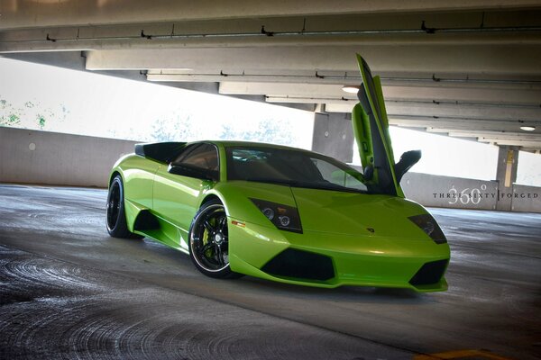 Grüner Lamborghini mit vertikal geöffneter Tür