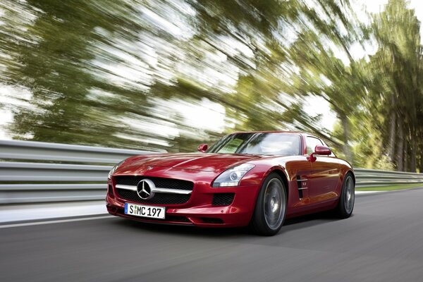 La Mercedes rossa guida veloce sulla strada