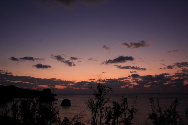 Romantischer Sonnenuntergang im Meer in den Wolken