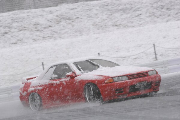 Nissan na drodze z prędkością na śniegu