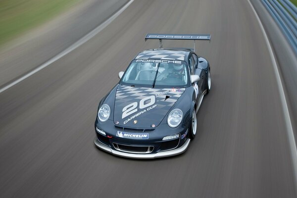 Porsche deportivo corre por la pista