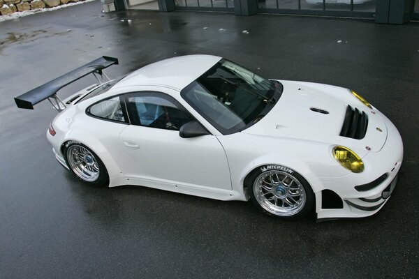 Porsche 911 gt3 rsr voiture de sport dans la rue dans la cour de la maison