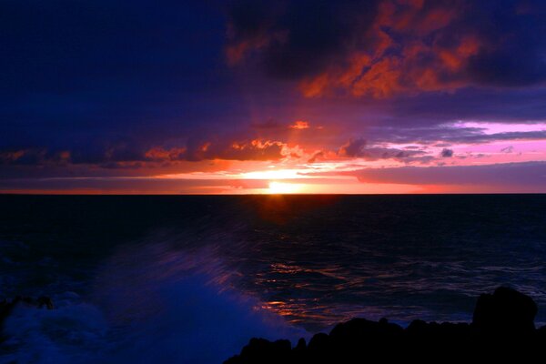 Beau coucher de soleil dans la mer