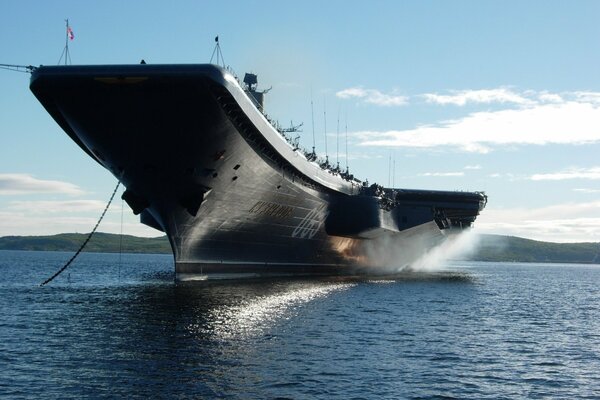 Grande nave sull acqua