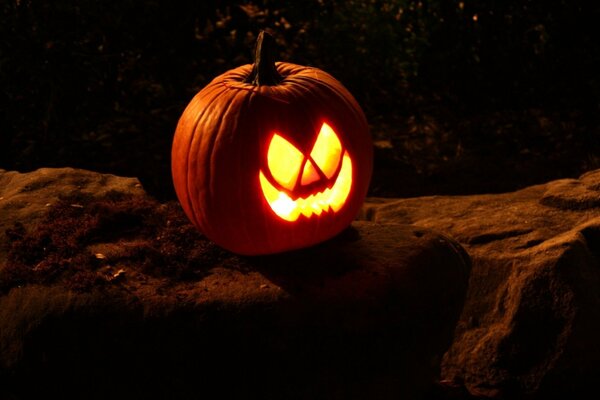 Zucca con occhi ardenti per le vacanze di Halloween