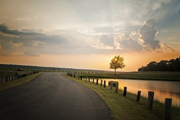 Die Straße bei Sonnenuntergang ist ein schöner Himmel