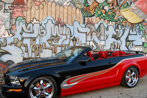 Coche rojo de pie en la pared con grafito