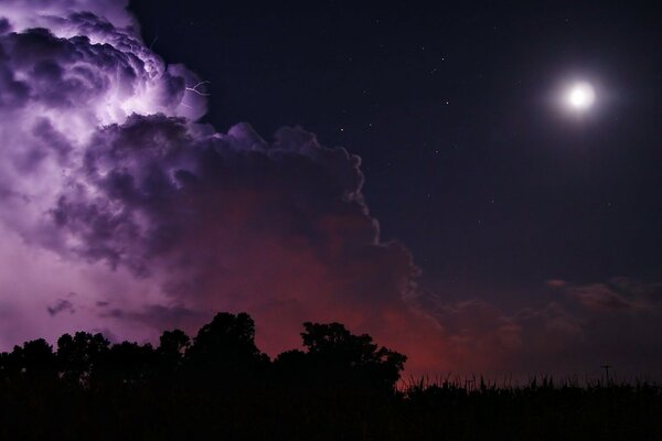 Luna mística en la noche en las nubes