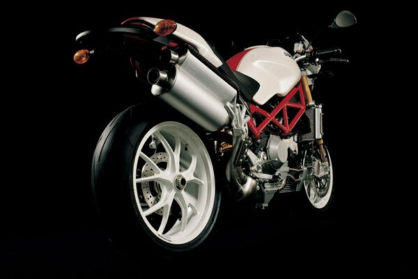 Hermosa moto roja y blanca