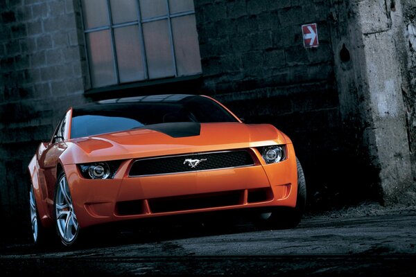 Photo orange ford mustang giugiaro dans la ruelle