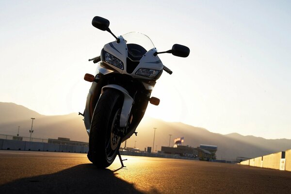 Moto sur la piste de course au coucher du soleil