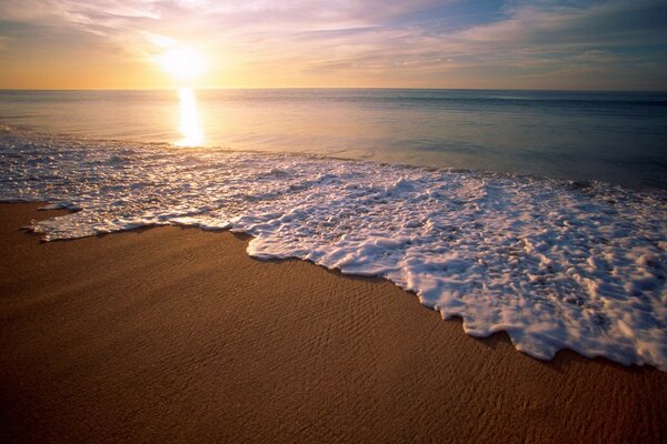 Onde schiumose leggere sul mare