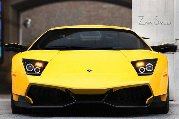 Vista frontale Lamborghini luminosa