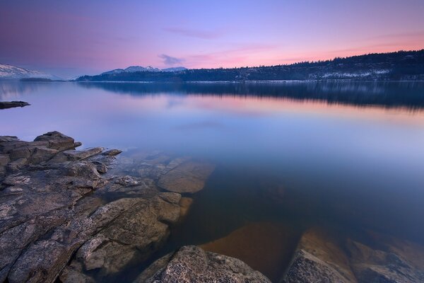 Lago de montaña al atardecer rosa