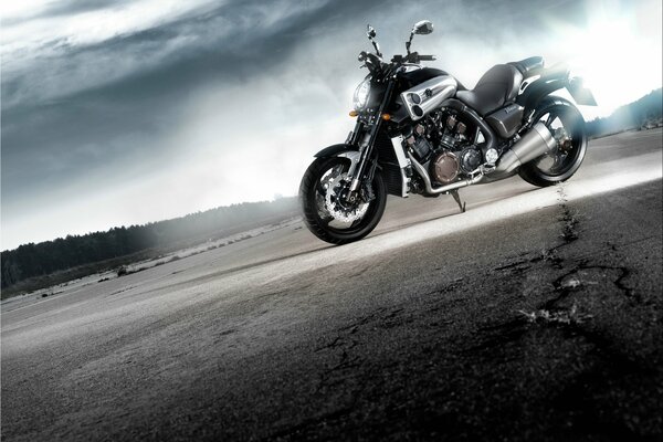 Yamaha Motorrad auf grauem Asphalt