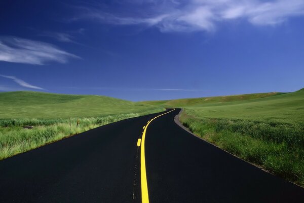 Une nouvelle route asphaltée se dirige vers l horizon