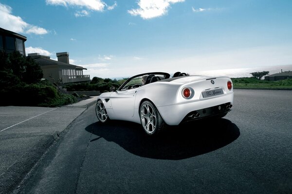 Alfa Romeo blanc garé au bord de la route