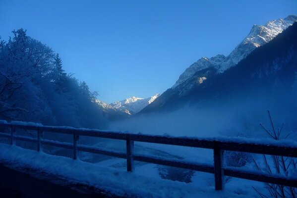 Invierno, montañas cubiertas de nieve, árboles en escarcha