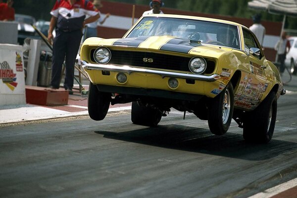 Classico giallo Chevrolet Camaro Classe SS