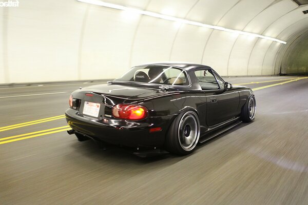 Mazda Miata de carreras negro en movimiento