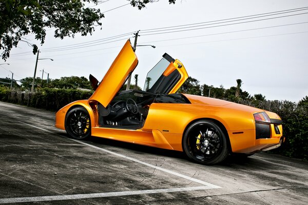 Orange Lamborghini mit offenen Türen